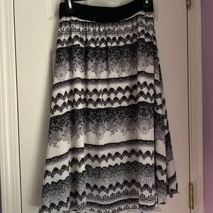 Small Black and White LuLaRoe high-low skirt